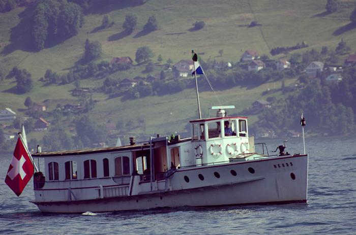 Motorschiff Reuss fährt weiter auf dem Vierwaldstättersee